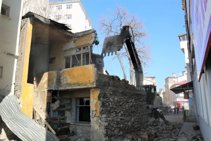 Sivas Belediyesi 103 metruk binayı yıktı