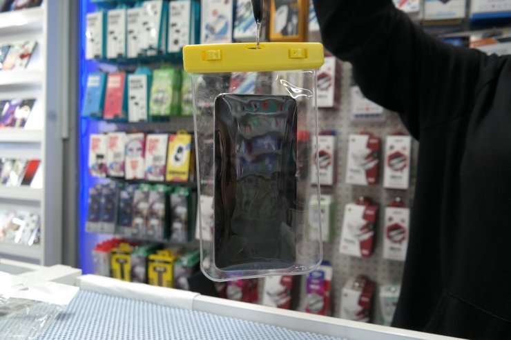 Bu kılıf içindeki cep telefonu ile denize girmek mümkün
