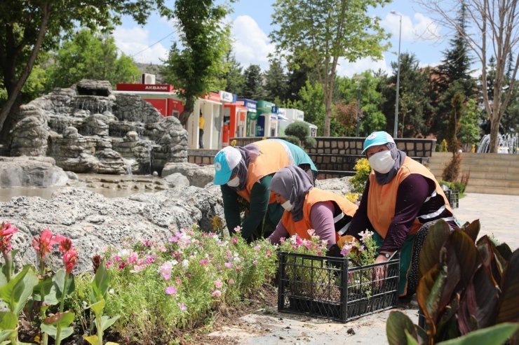 Park ve yeşil alanlara yaz bakımı yapılıyor