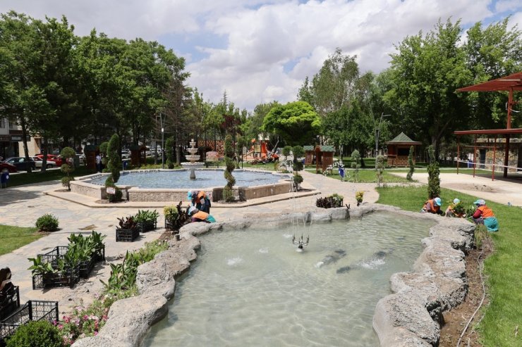 Park ve yeşil alanlara yaz bakımı yapılıyor