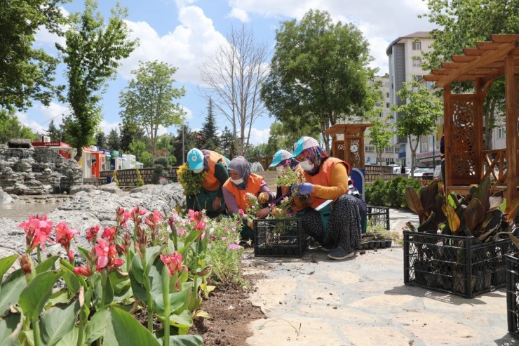 Park ve yeşil alanlara yaz bakımı yapılıyor