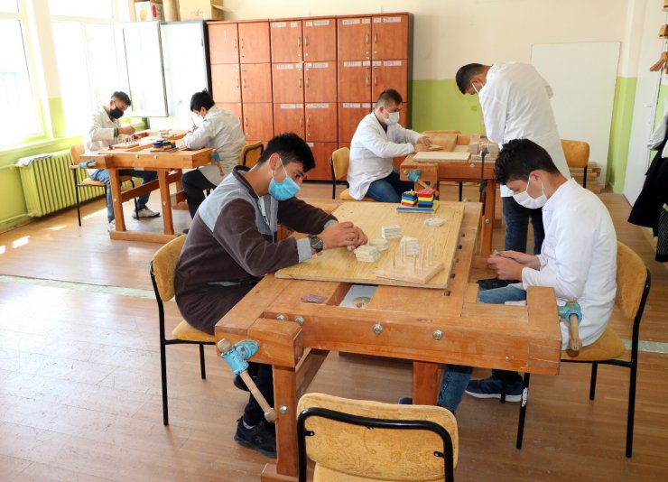 Özel öğrenciler engelleri üreterek aşıyor