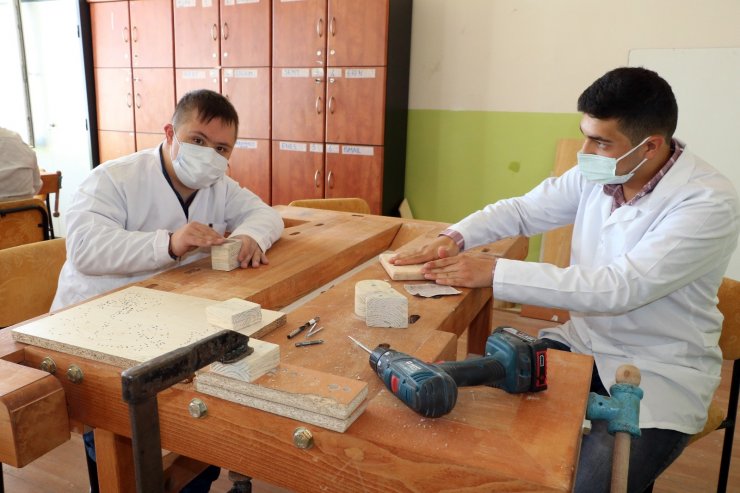 Özel öğrenciler engelleri üreterek aşıyor