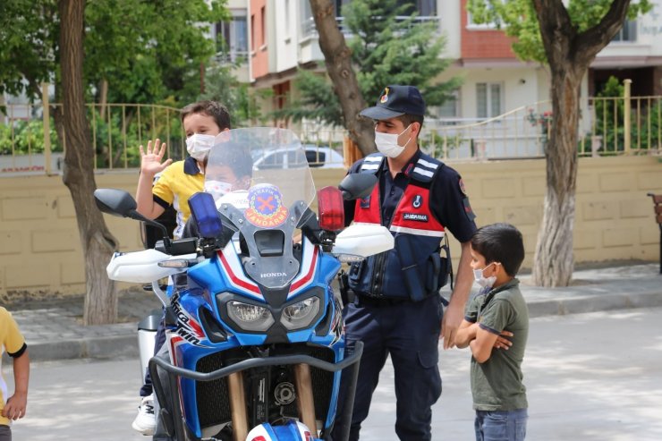 Aksaray Jandarma minik öğrencilerin okul heyecanını paylaştı