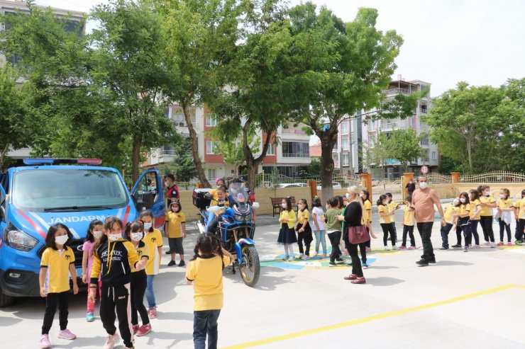 Aksaray Jandarma minik öğrencilerin okul heyecanını paylaştı