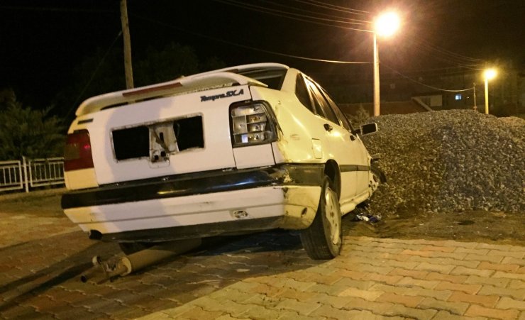 Karşı şeride geçen otomobil devrilmekten son anda kurtuldu