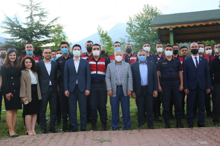 Develi’de ilçe protokol, tayini çıkan jandarma personeli ile bir araya geldi