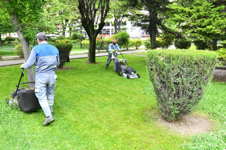 Tepebaşı parklarında çim biçme çalışması sürüyor