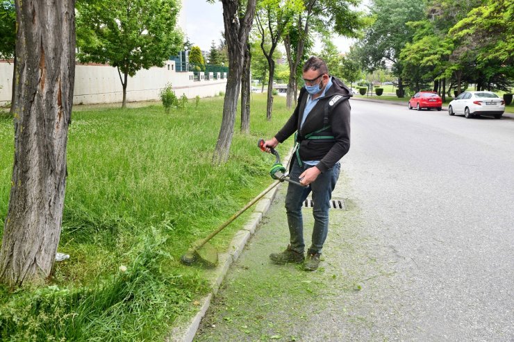 Tepebaşı parklarında çim biçme çalışması sürüyor