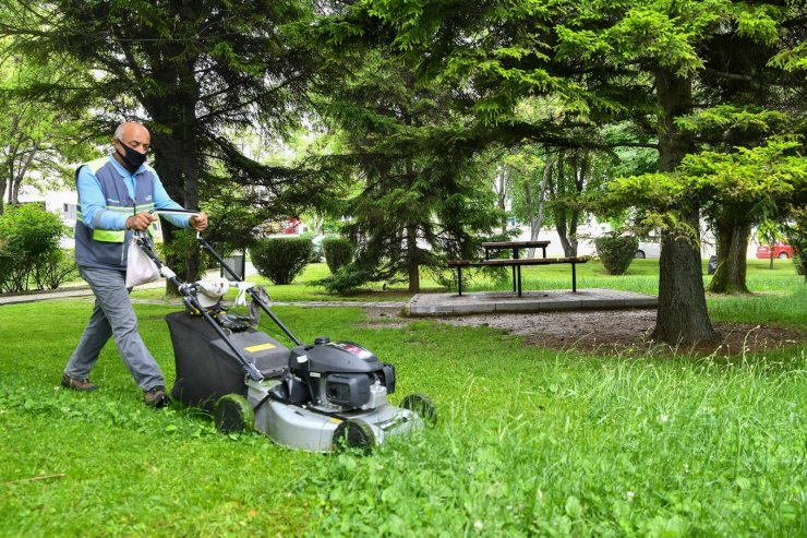 Tepebaşı parklarında çim biçme çalışması sürüyor