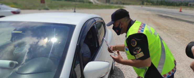 Jandarma ekipleri maske ve emniyet kemerinin önemini anlattı