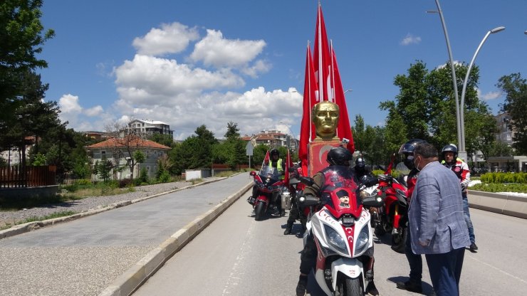 Kurtuluş Savaşı’nda cephanenin taşındığı İstiklal Yolu’nu motorla geçiyorlar