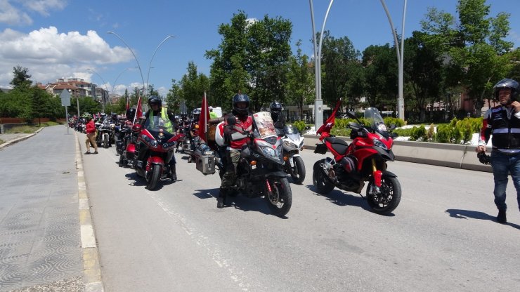 Kurtuluş Savaşı’nda cephanenin taşındığı İstiklal Yolu’nu motorla geçiyorlar
