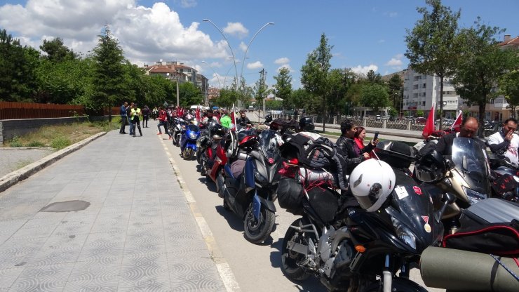Kurtuluş Savaşı’nda cephanenin taşındığı İstiklal Yolu’nu motorla geçiyorlar