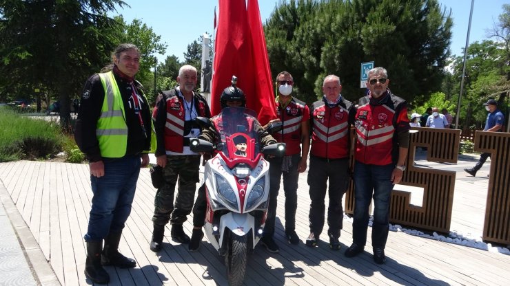 Kurtuluş Savaşı’nda cephanenin taşındığı İstiklal Yolu’nu motorla geçiyorlar