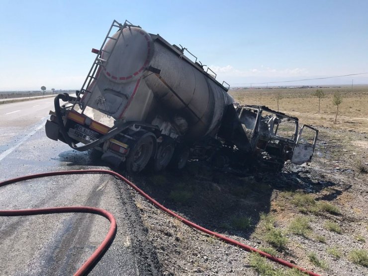 Tekeri kilitlenen tanker alev topuna döndü, sürücü son anda kurtuldu