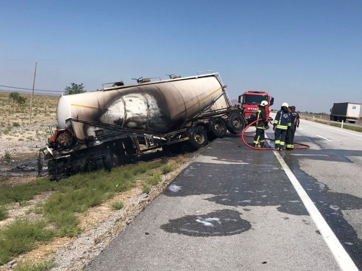 Tekeri kilitlenen tanker alev topuna döndü, sürücü son anda kurtuldu