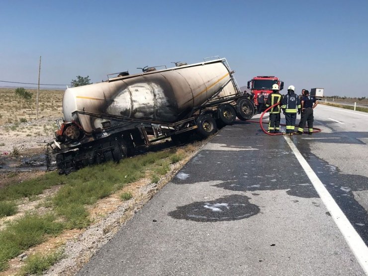 Tekeri kilitlenen tanker alev topuna döndü, sürücü son anda kurtuldu