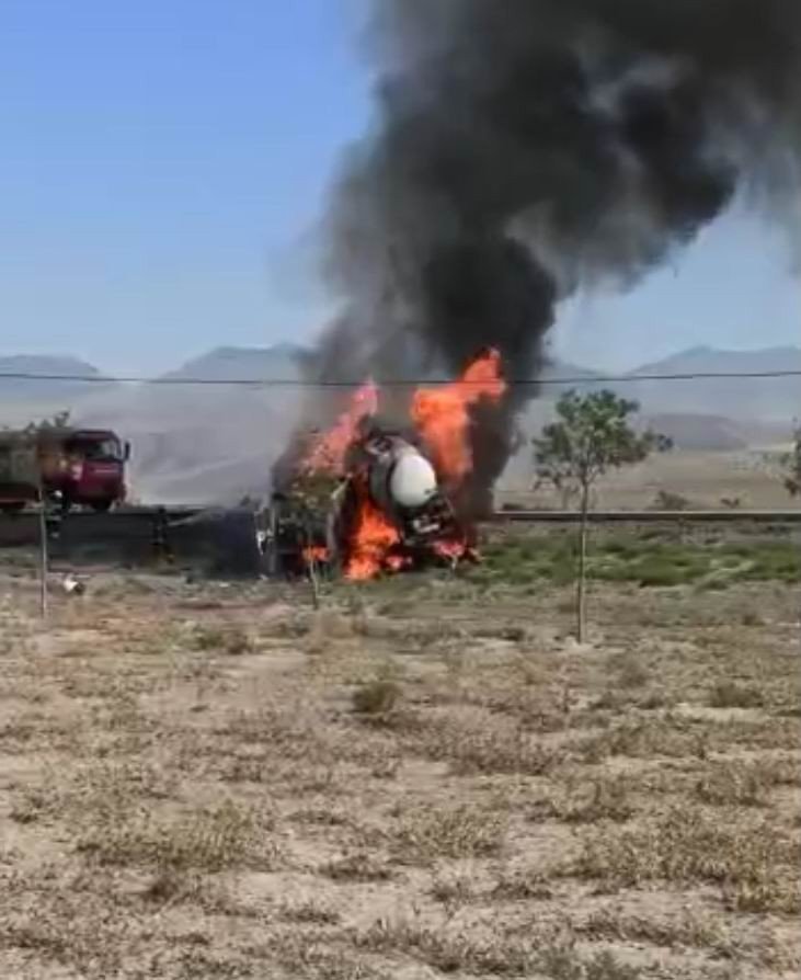 Tekeri kilitlenen tanker alev topuna döndü, sürücü son anda kurtuldu