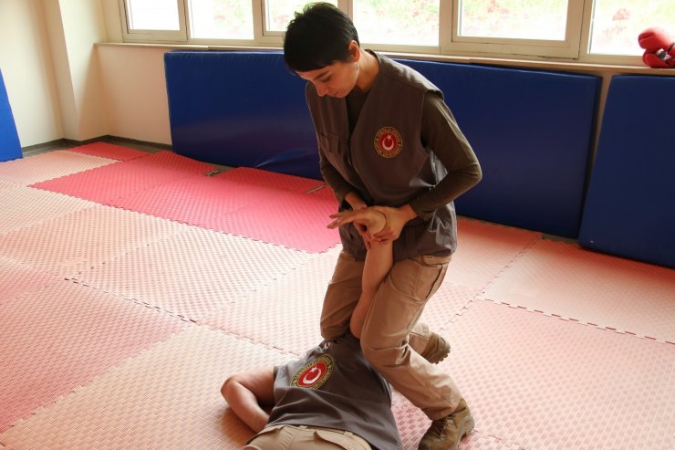 Rekor uyuşturucu yakalamalarına imza atan gümrük muhafaza memurları böyle eğitiliyor