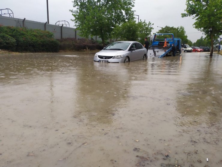 Ankara’da sağanak, sele neden oldu