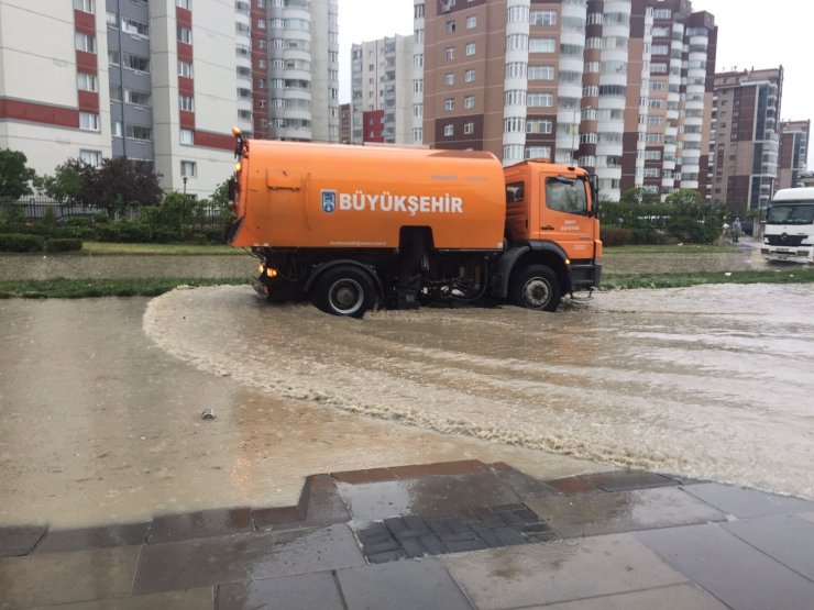 Ankara’da yağmur yağışı sonrası yollar havuza döndü