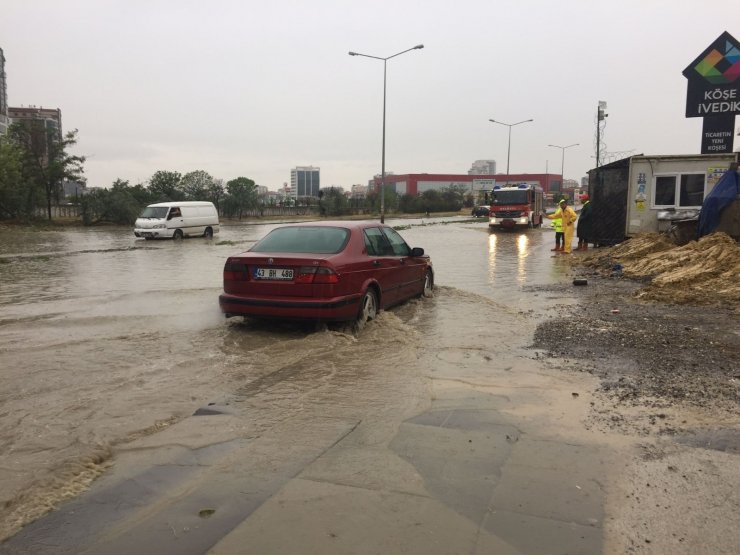 Ankara’da yağmur yağışı sonrası yollar havuza döndü