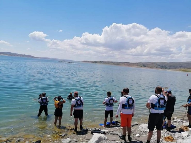 Gönüllü balık adamlar sezonu açtı