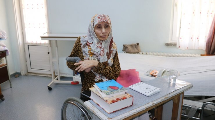 32 yıldır yatağa bağlı Aysel Özpınar 5 şiir kitabı çıkardı