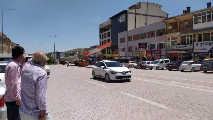60 metre uzunluğundaki pervaneler böyle taşındı