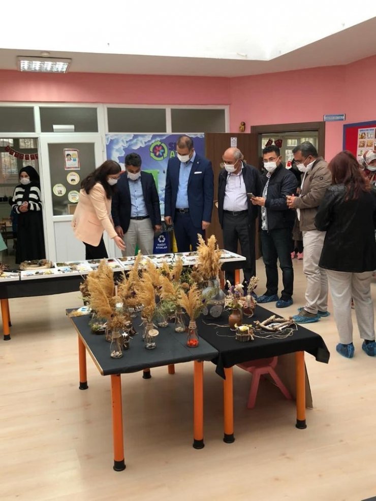 Minikler, doğadan topladıkları ürünleri sanata dönüştürdü