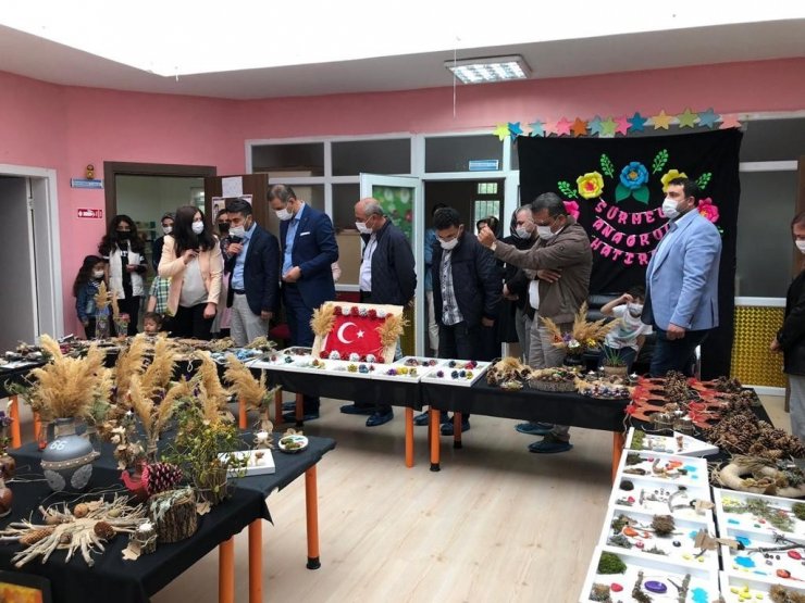 Minikler, doğadan topladıkları ürünleri sanata dönüştürdü