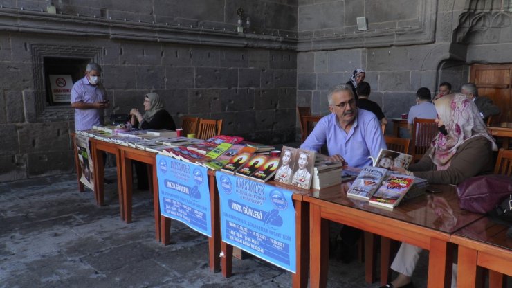 Yazarlar normalleşme sonrası okurları ile buluştu