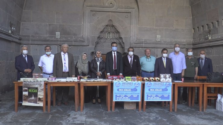 Yazarlar normalleşme sonrası okurları ile buluştu