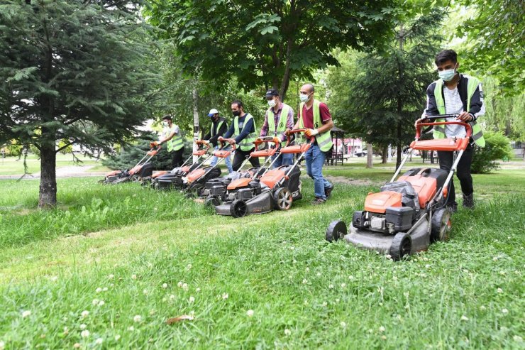 Pursaklar’da parklar yemyeşil ve tertemiz