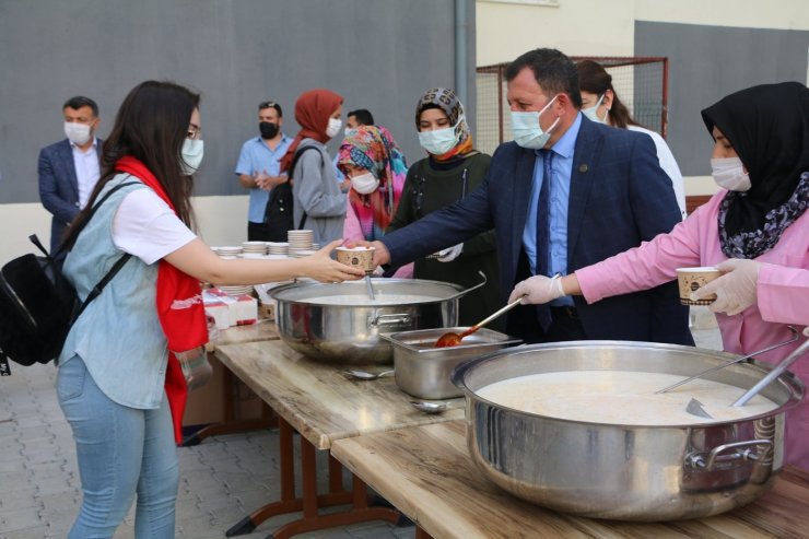 Kabakcı öğrencilere mantı ikram etti