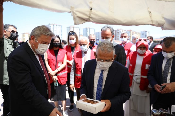 Melikgazi’den Kızılay’ın hayır panayırına destek