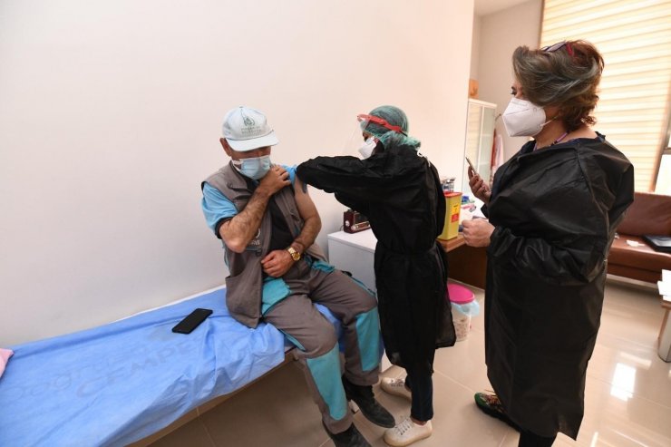 Pursaklar’da belediye personeline Korona virüs aşısı