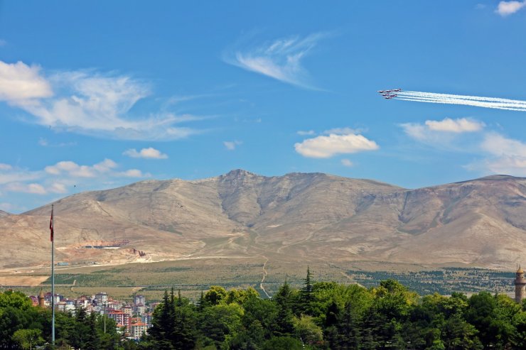 Türk Yıldızları Niğde’de gösteri yaptı