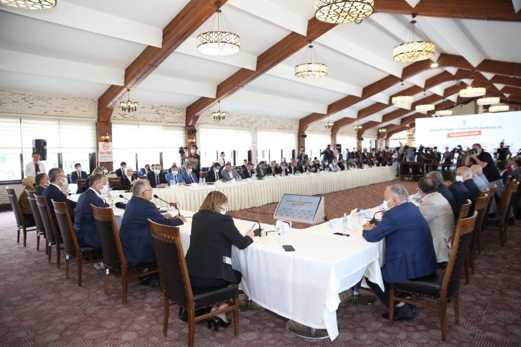 AK Parti’li Özhaseki: “CHP’li belediyelerin taş üstüne taş koydukları yok. Algı operasyonu çekerek devam ediyorlar”