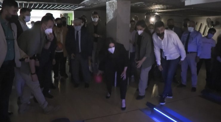 Sarıeroğlu gençlerle bowling oynadı