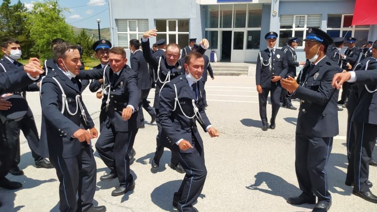 Polis adayları oyun havaları eşliğinde mezuniyetlerini kutladı