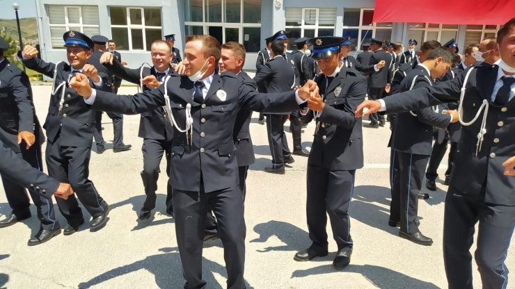 Polis adayları oyun havaları eşliğinde mezuniyetlerini kutladı