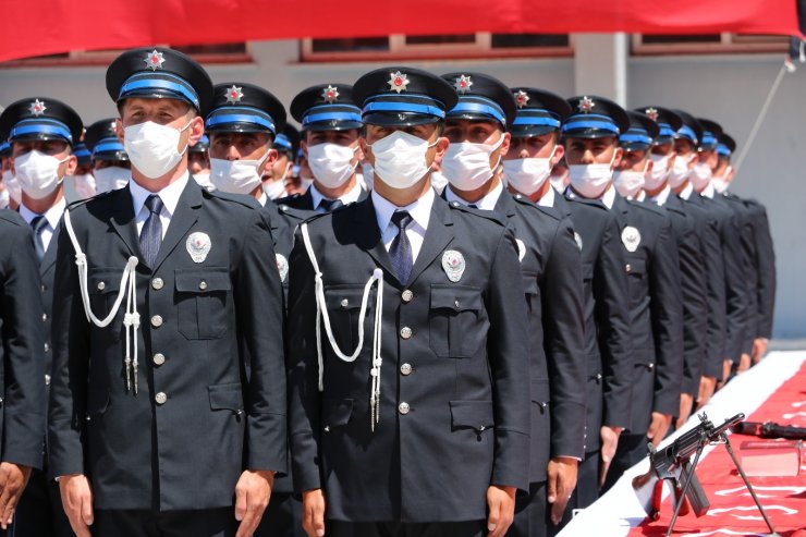 Polis adayları oyun havaları eşliğinde mezuniyetlerini kutladı