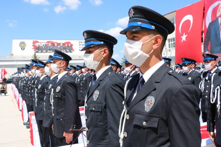 Polis adayları oyun havaları eşliğinde mezuniyetlerini kutladı