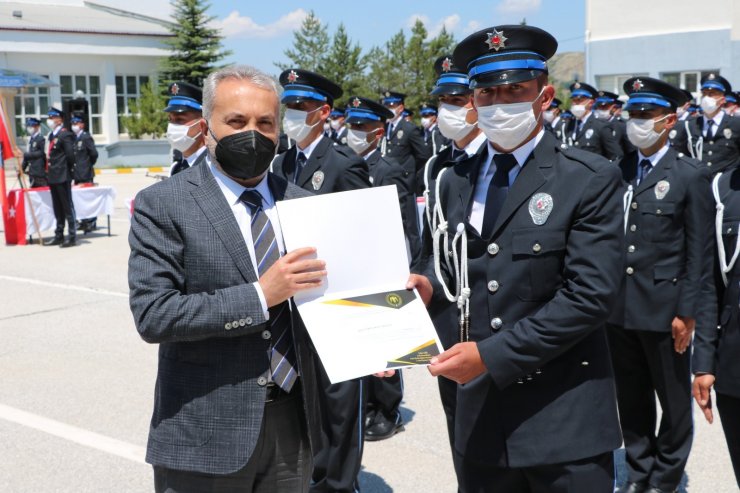 Polis adayları oyun havaları eşliğinde mezuniyetlerini kutladı