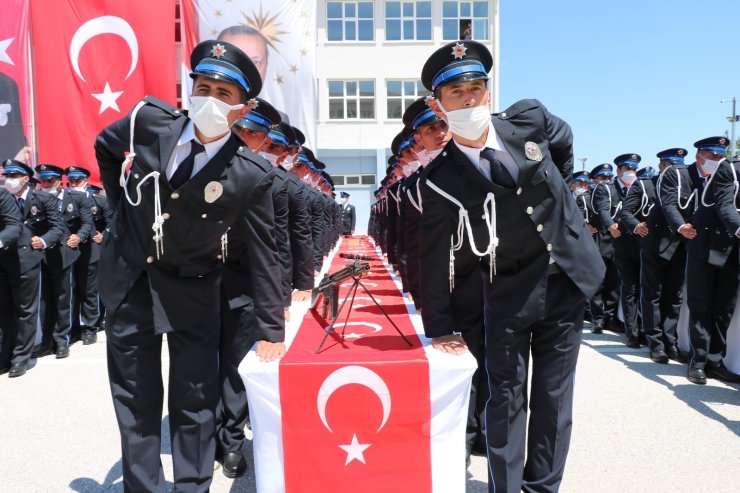 Polis adayları oyun havaları eşliğinde mezuniyetlerini kutladı