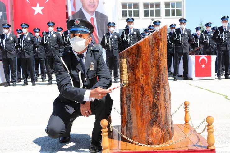 Polis adayları oyun havaları eşliğinde mezuniyetlerini kutladı