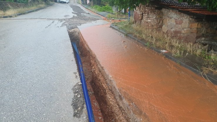 Ankara’nın Nallıhan ilçesinde sağanak yağış