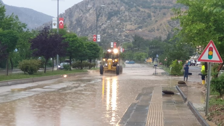 Ankara’nın Nallıhan ilçesinde sağanak yağış